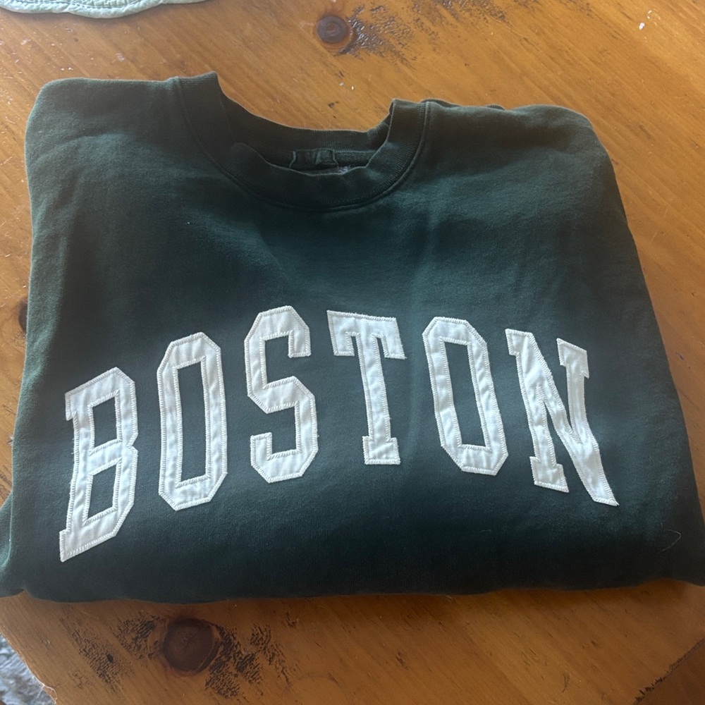 Brandy Melville - oversize Boston sweatshirt with pockets